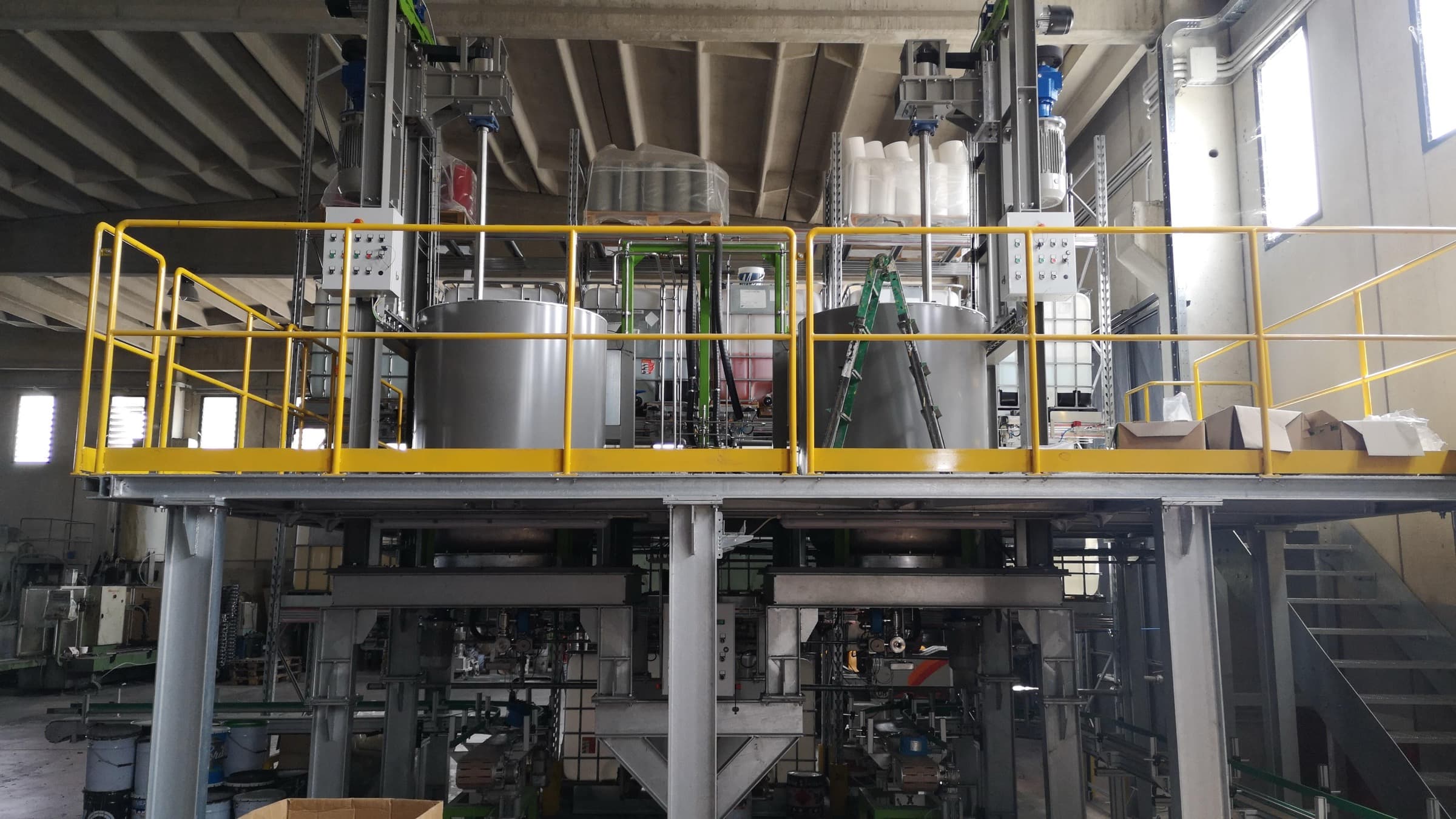 Impianto di produzione idroguaine con cisterne, passerelle e serbatoi