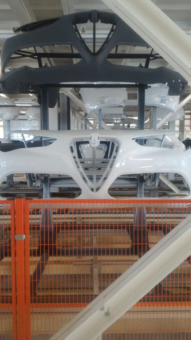 Paraurti Alfa Romeo sulla linea di produzione con tracciabilità RFID