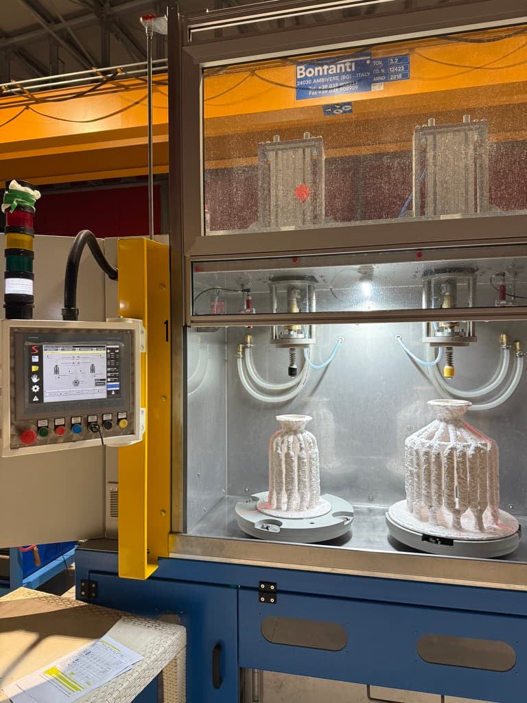 Banco di lavaggio dei gusci ceramici con HMI e cabina di processo