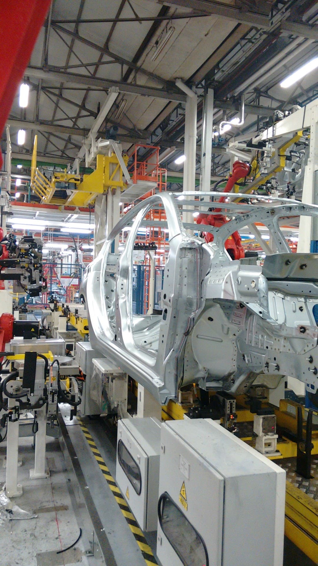 Linea di lastratura della carrozzeria Fiat Tipo nello stabilimento Tofaş